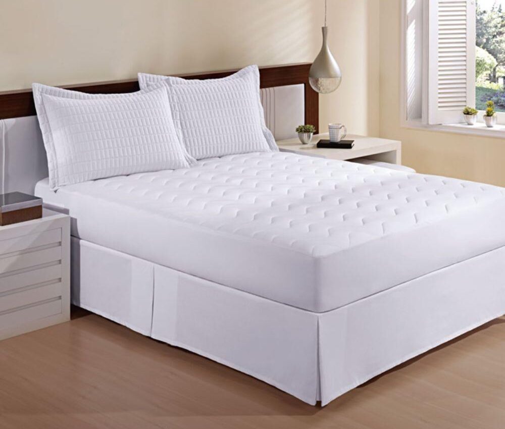 Imagem de um quarto com uma cama de casal e dois travesseiros em cima