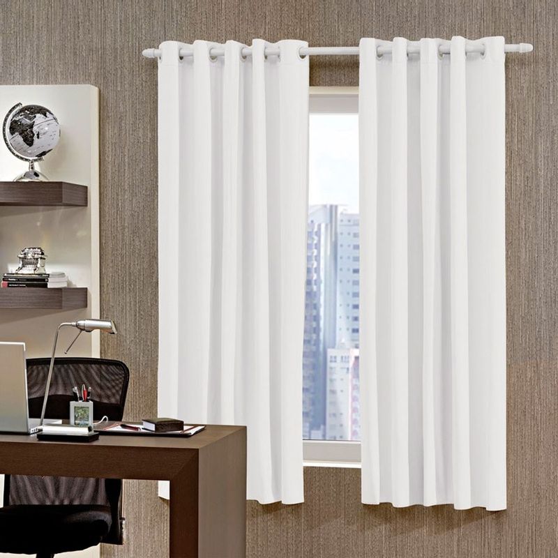 A imagem mostra uma cortina bella janela 420x270 cm corta luz pvc branco ou bege.