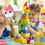 crianças brincando com Lego