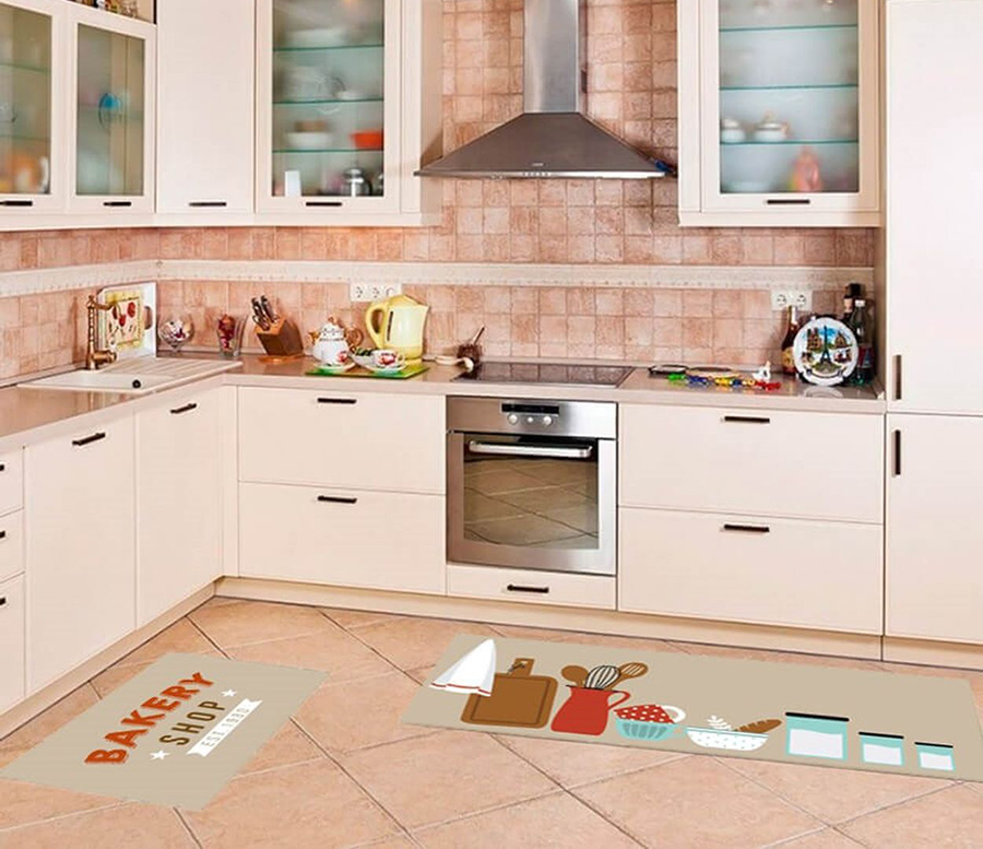 imagem de uma cozinha com tapete no chão