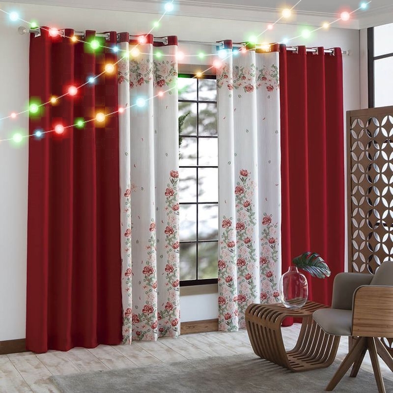 A imagem mostra uma cortinha das Lojas Donna, com uma iluminação de natal.
