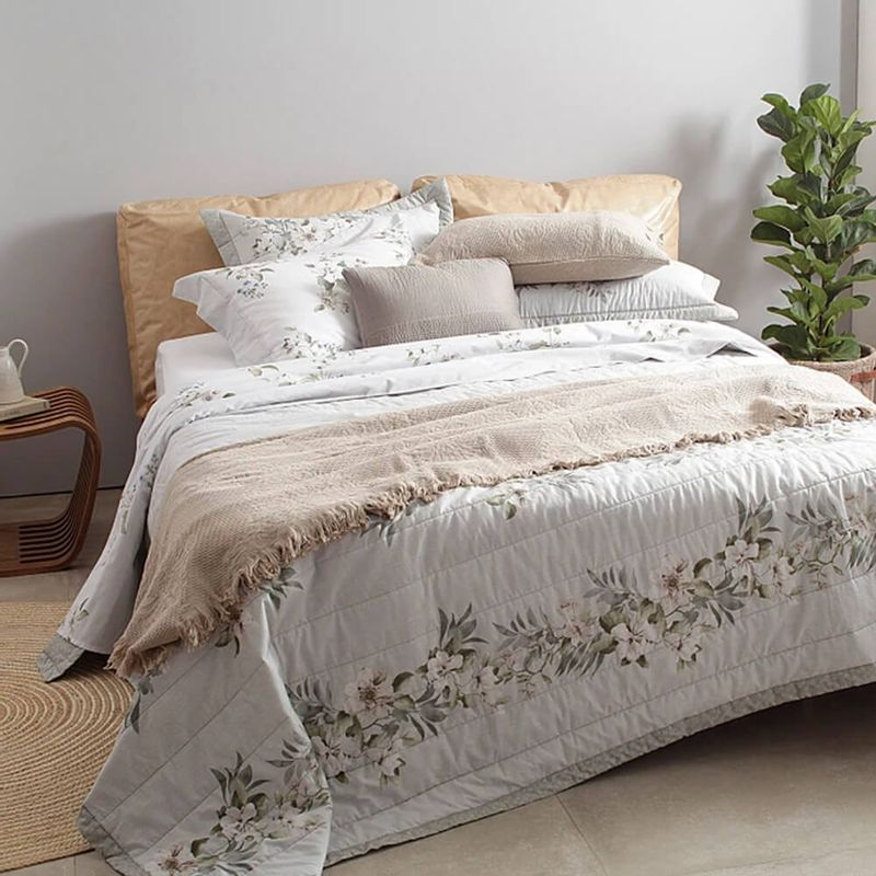 A imagem mostra um cobre-leito em uma cama de casal