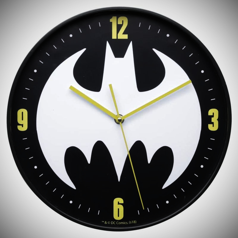 A imagem mostra um relógio decorativo de parede do Batman.