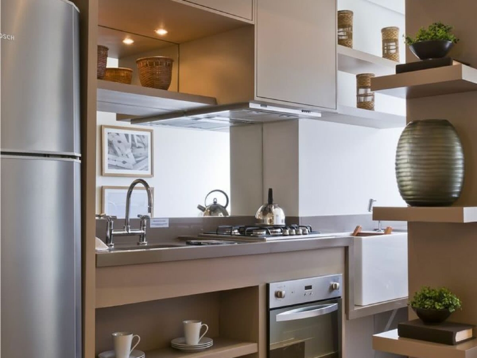 A imagem mostra um exemplo de uma cozinha com vários utensílios.