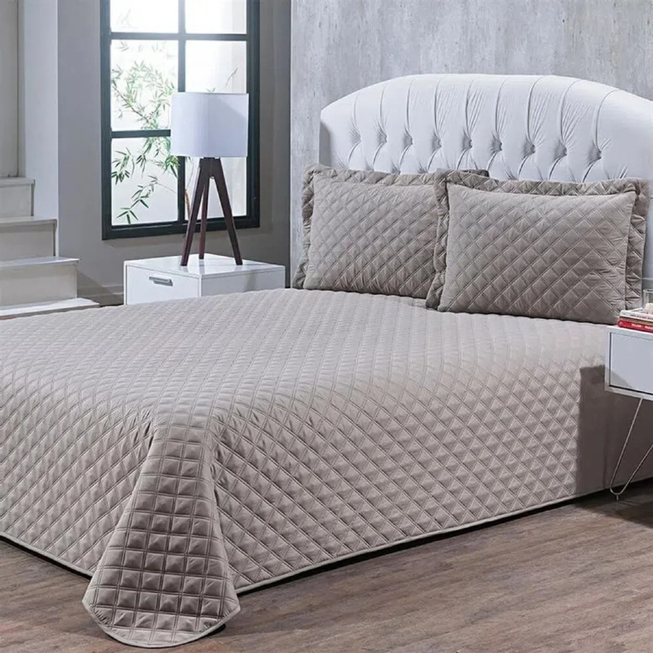 A imagem mostra um exemplo do kit cobre leito para uma cama de casal.