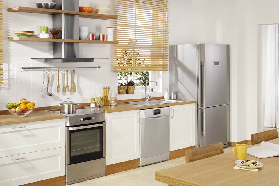 A imagem mostra um exemplo de uma cozinha com vários utensílios importantes.