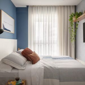 A imagem mostra um exemplo do uso da cortina para quarto de casal.