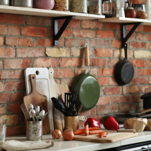 imagem de uma bancada de cozinha com utensílios espalhados